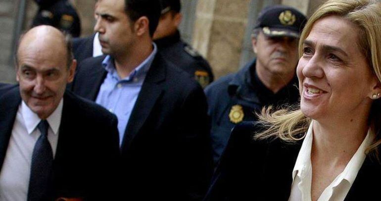 La infanta Cristina y uno de sus abogados, Miquel Roca.