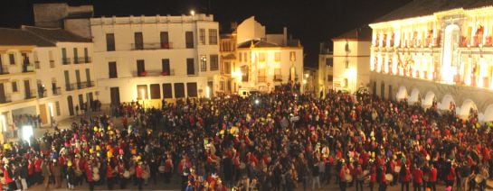 Panorámica de la Plaza de la Constitución de Baena durante el acto de cierre de las Jornadas