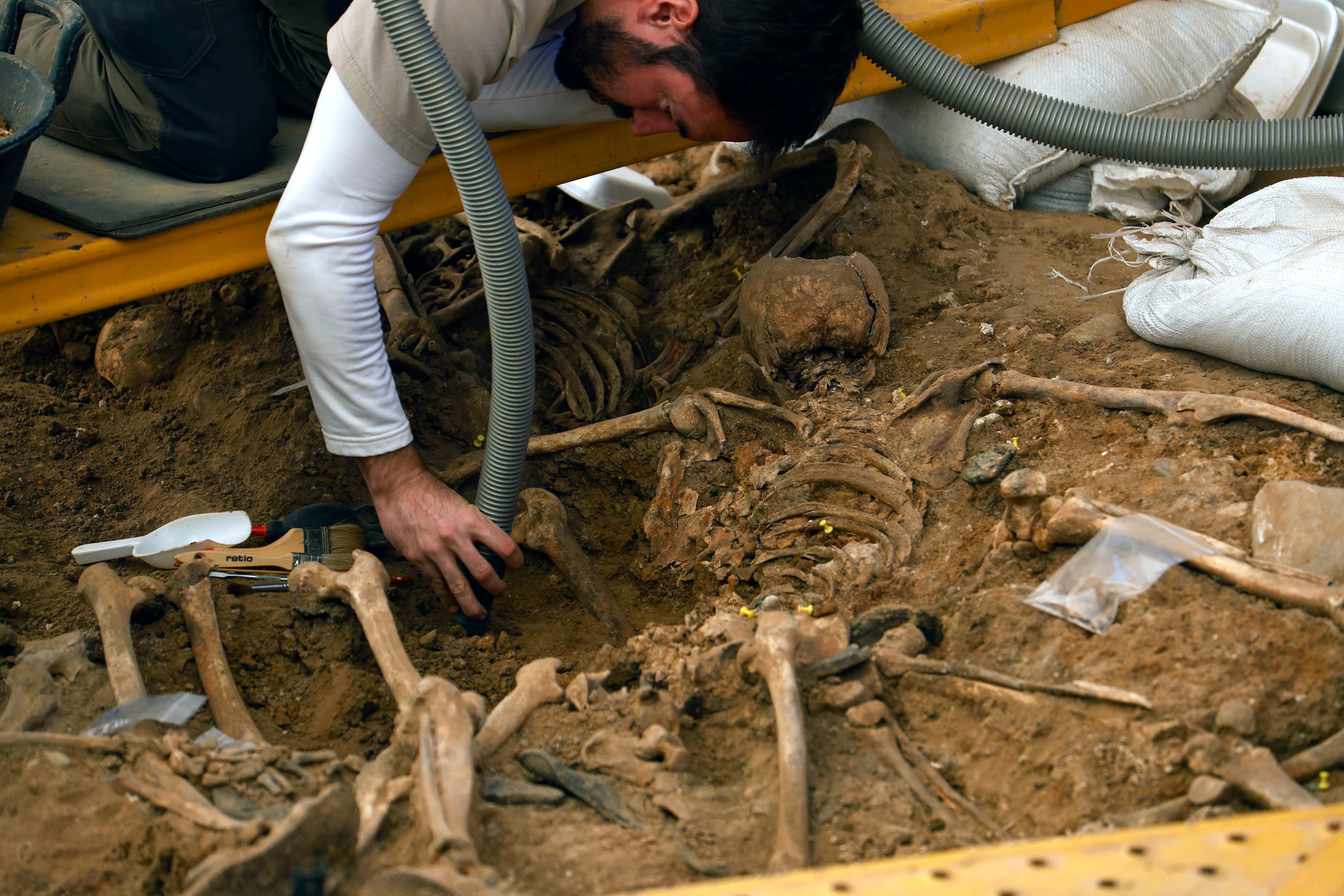CÓRDOBA, 18/11/2025.- Trabajo de exhumación en una fosa común del cementerio de la Salud de Córdoba. En España llegó a haber cerca de 6.000 fosas con víctimas de la guerra civil y el franquismo, pero solo unas 1.500 han sido exhumadas, unas cifras que reflejan el dolor de miles de familias que, 50 años después de la muerte del dictador Francisco Franco, no han podido recuperar aún los restos de sus seres queridos. EFE/Salas