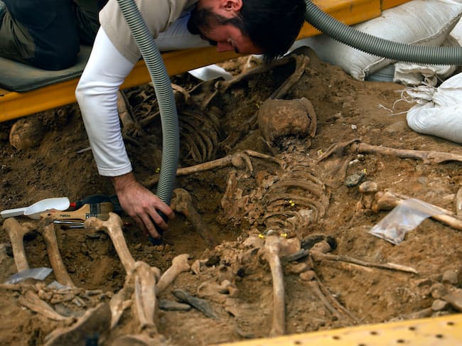 CÓRDOBA, 18/11/2025.- Trabajo de exhumación en una fosa común del cementerio de la Salud de Córdoba. En España llegó a haber cerca de 6.000 fosas con víctimas de la guerra civil y el franquismo, pero solo unas 1.500 han sido exhumadas, unas cifras que reflejan el dolor de miles de familias que, 50 años después de la muerte del dictador Francisco Franco, no han podido recuperar aún los restos de sus seres queridos. EFE/Salas