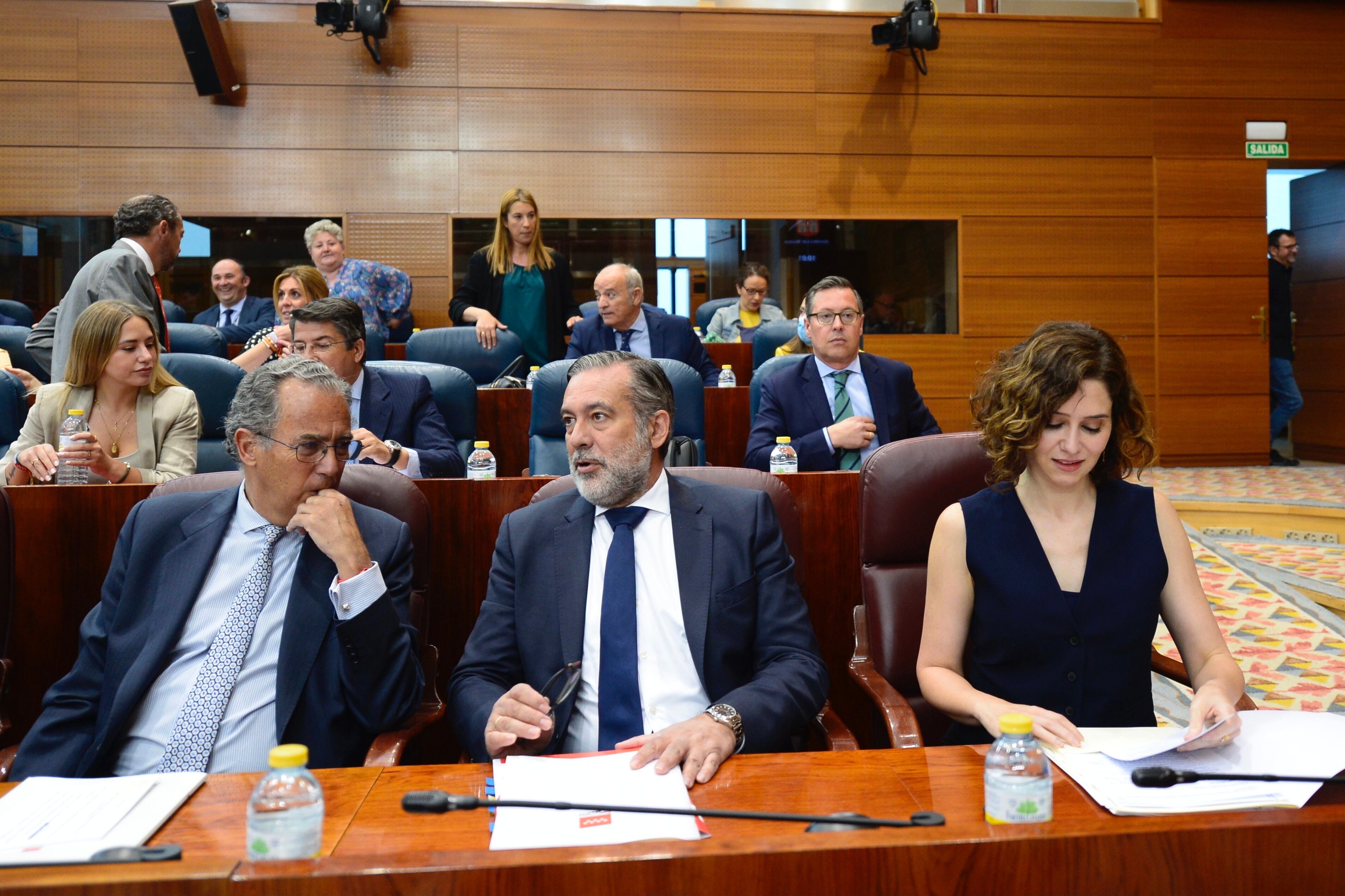 La presidenta de la Comunidad de Madrid, Isabel Díaz Ayuso (d), junto a los consejeros de Educación, Universidades, Ciencia y Portavoz del Gobierno, Enrique Ossorio (i); y de Presidencia, Justicia e Interior, Enrique López (c)