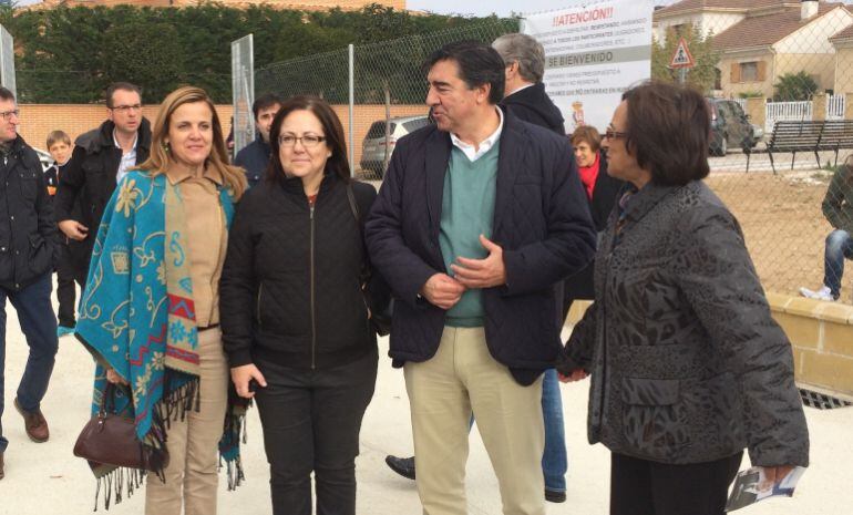 María Jesús Moro, segunda por la izquierda, en un acto de los populares salmantinos