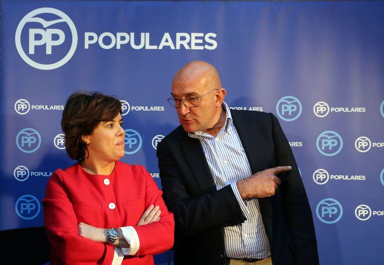 Soraya Sáenz de Santamaría con Jesús Julio Carnero en un acto de las primarias de Valladolid