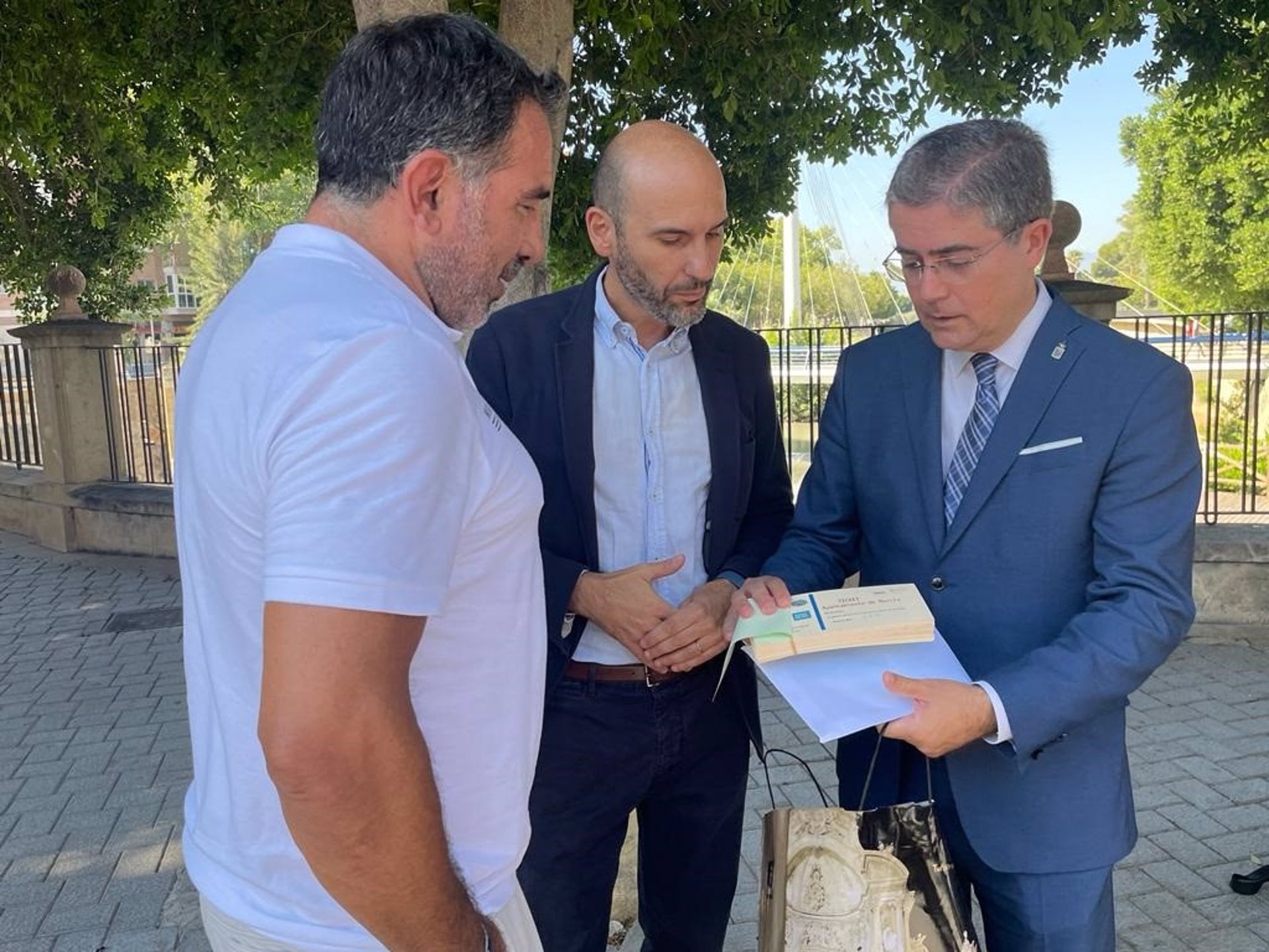 El concejal de Turismo, Comercio y Consumo del Ayuntamiento de Murcia, Jesús Pacheco, a la derecha, presenta la iniciativa