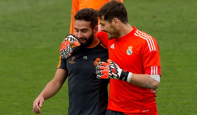 Carvajal y Casillas dialogan durante el último entrenamiento en Valdebebas.