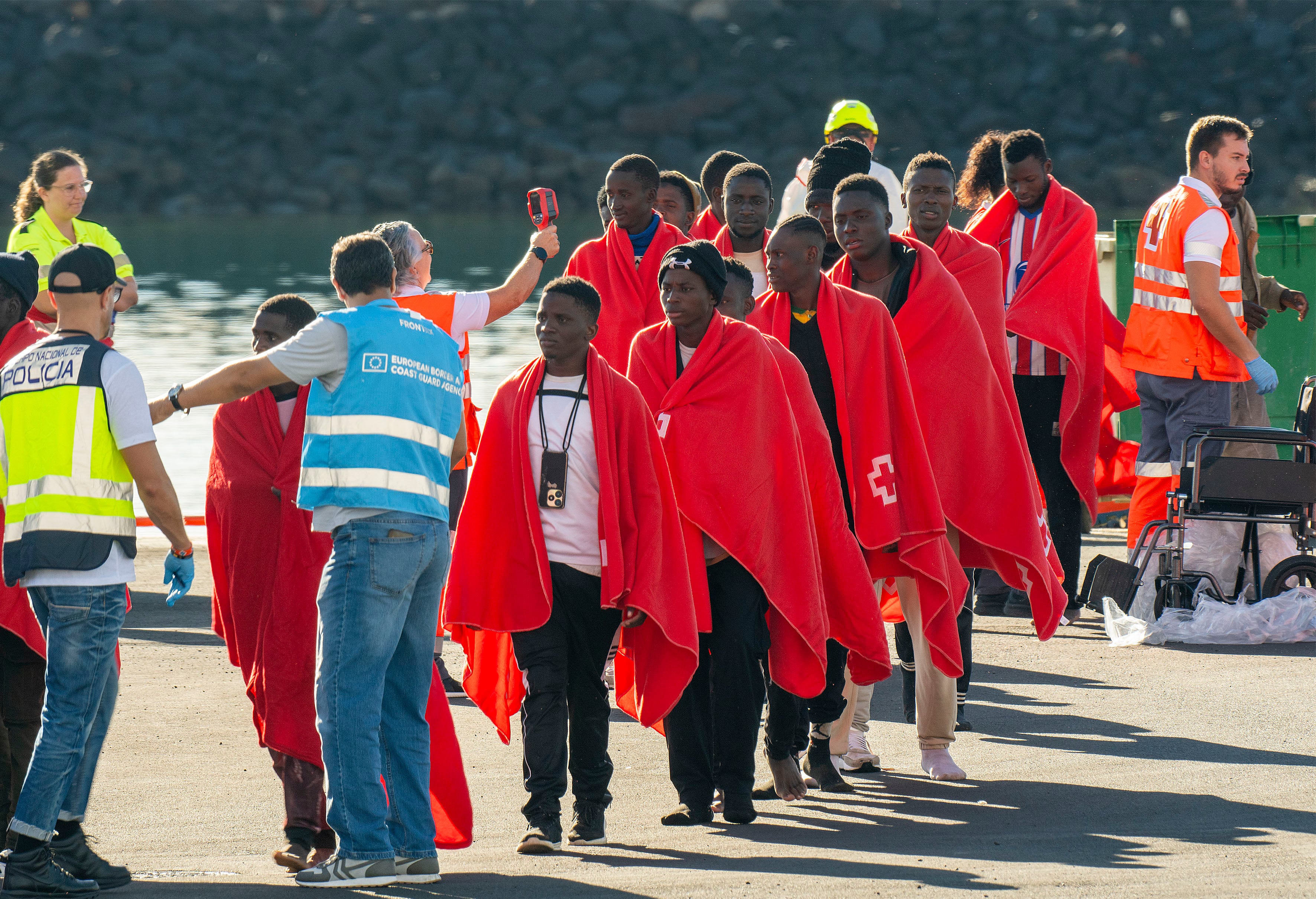 Varios migrantes rescatados este sábado.