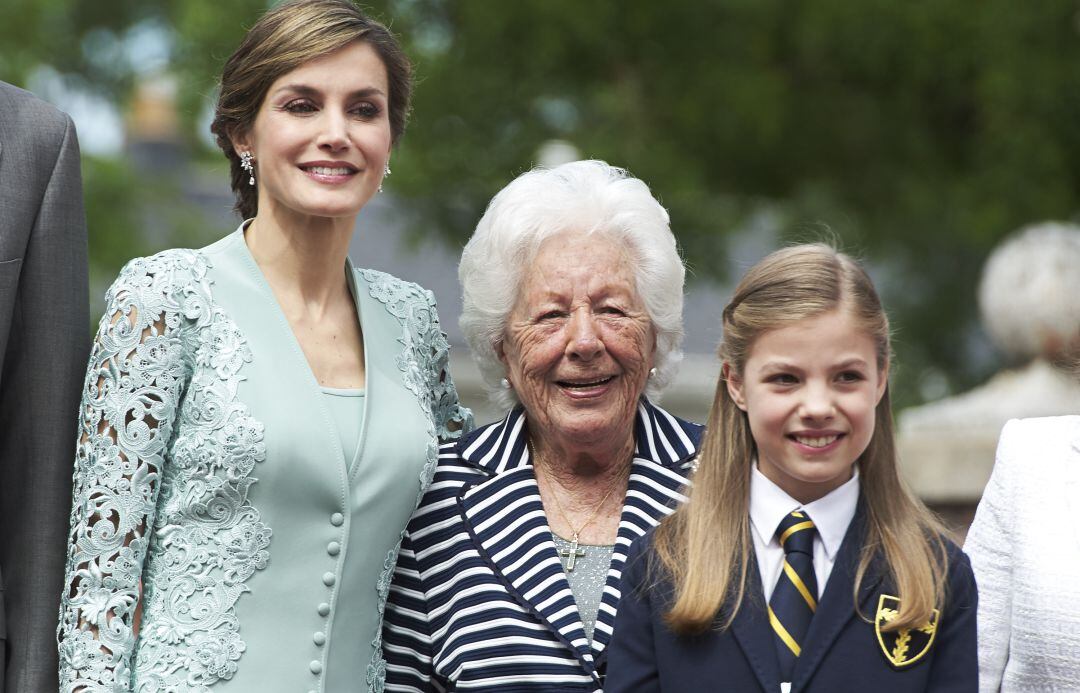 Menchu Álvarez junto con la reina Letizia y su nieta, la princesa Sofía.