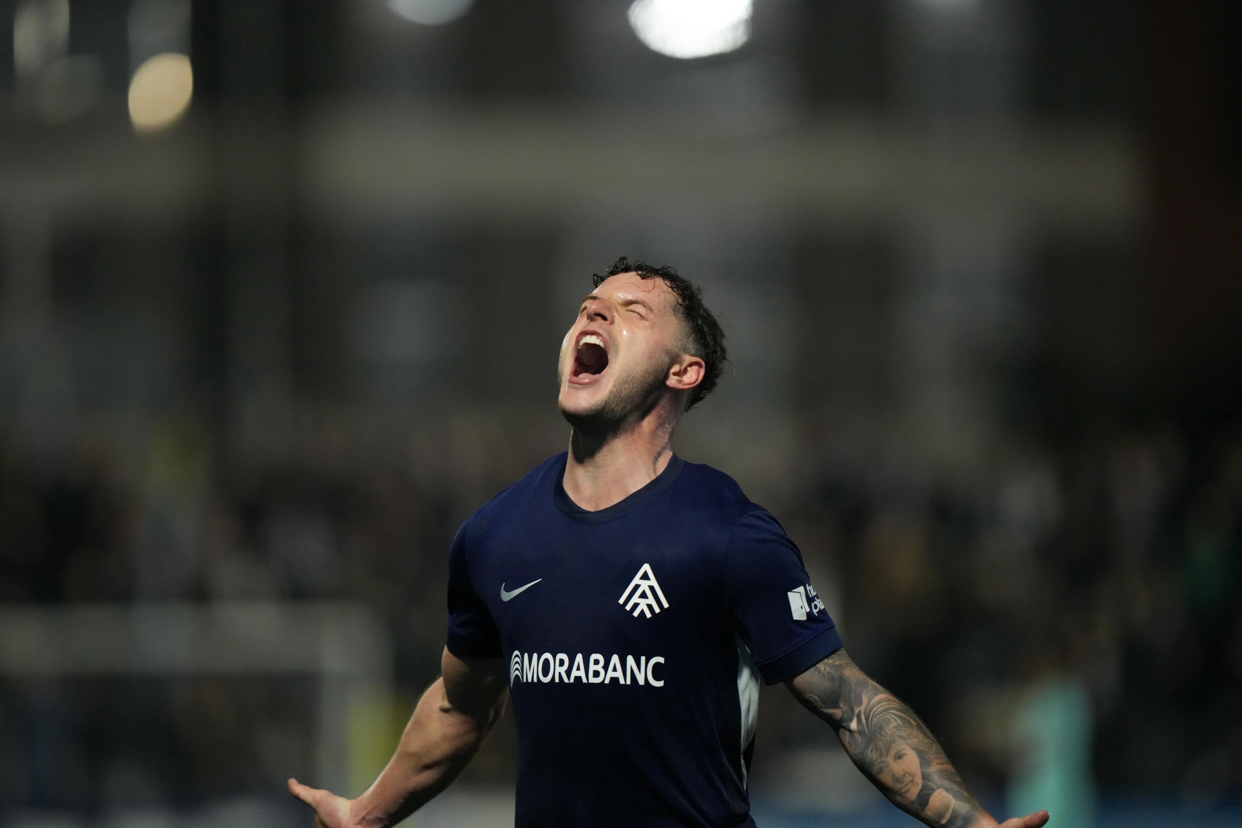 Diego Alende celebra el gol de la victòria davant l'Europa als quarts de final de la Copa Catalunya