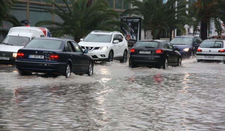 Els cotxes queden envoltats d&#039;aigua quan plou molt. 