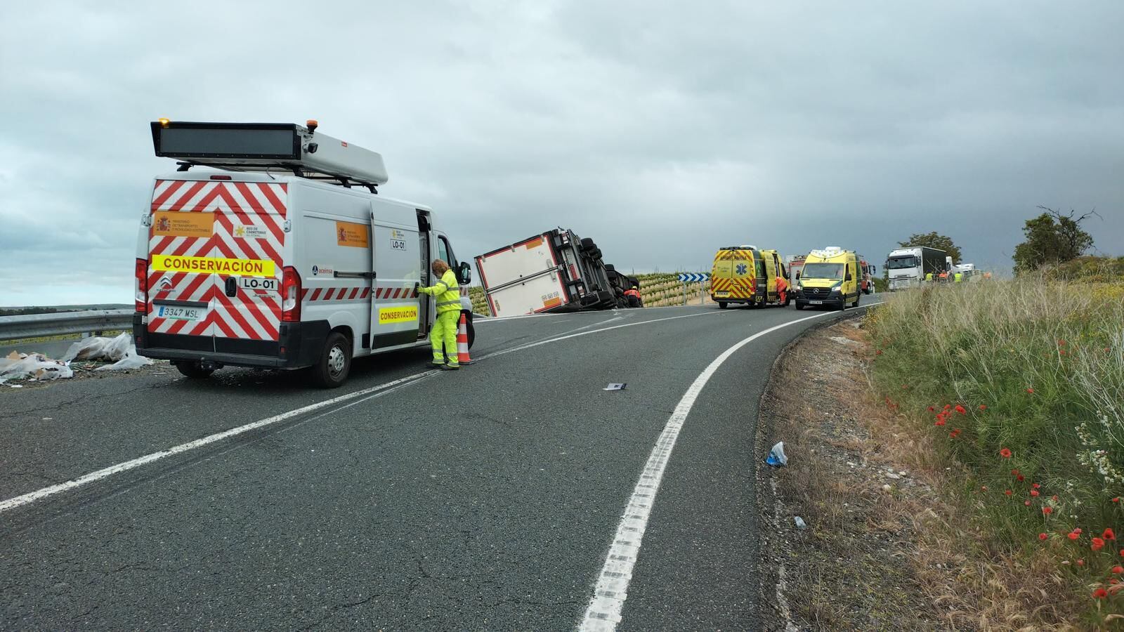 Dos heridos leves en la colisión frontal de dos camiones en la N-232 en Fonzaleche