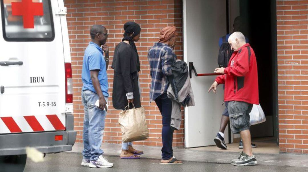 Migrantes en Irun con Cruz Roja (imagen de archivo)