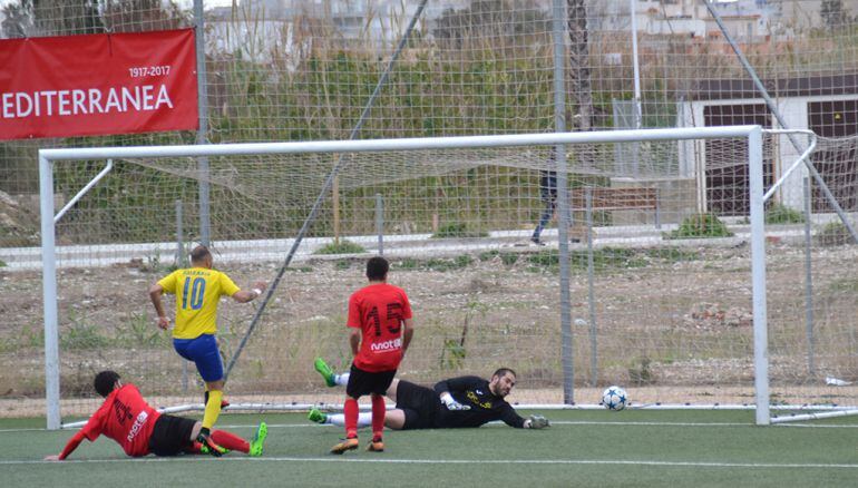 Panucci marcando el primero de sus goles.