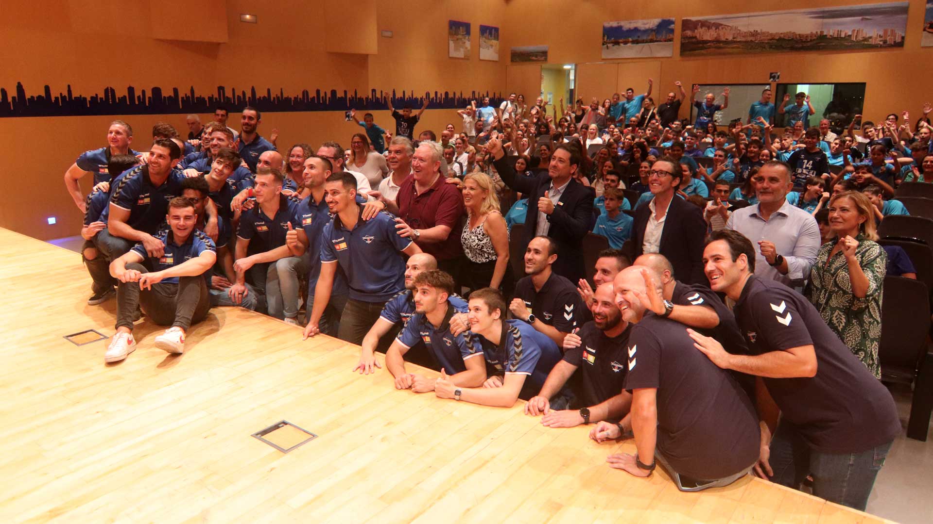 Foto de familia de los integrantes del TM Benidorm tras su presentación oficial