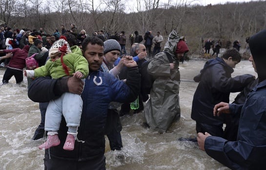 Cientos de migrantes procedentes del campamento de refugiados de Idomeni, Grecia, tratan de encontrar una vía alternativa para cruzar la frontera entre Grecia y Macedonia