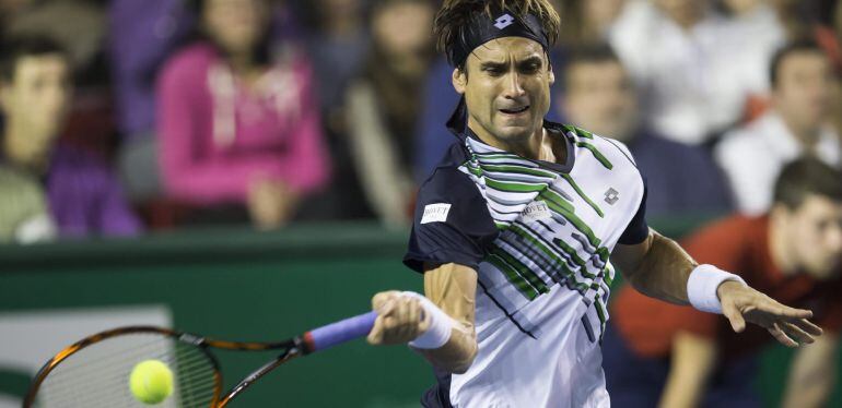 El tenista español David Ferrer devuleve la bola al belga David Goffin durante el partido que enfrentó a ambos en el Master 1000 París-Bercy en París (Francia).