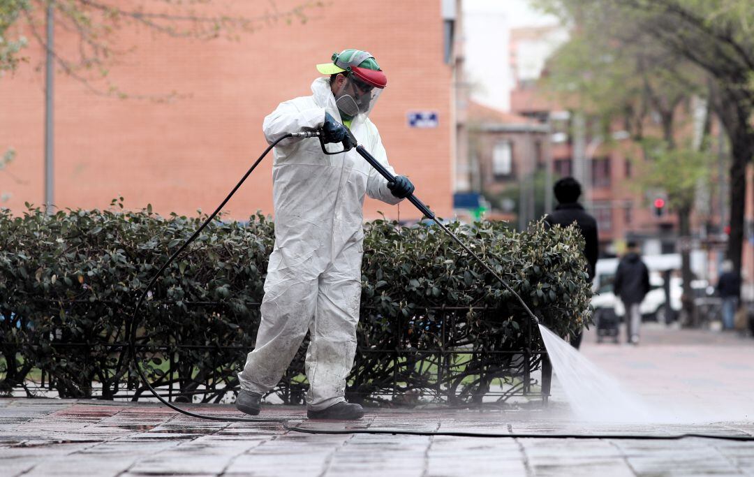 Un trabajador desinfecta una calle de Madrid durante la pandemia.