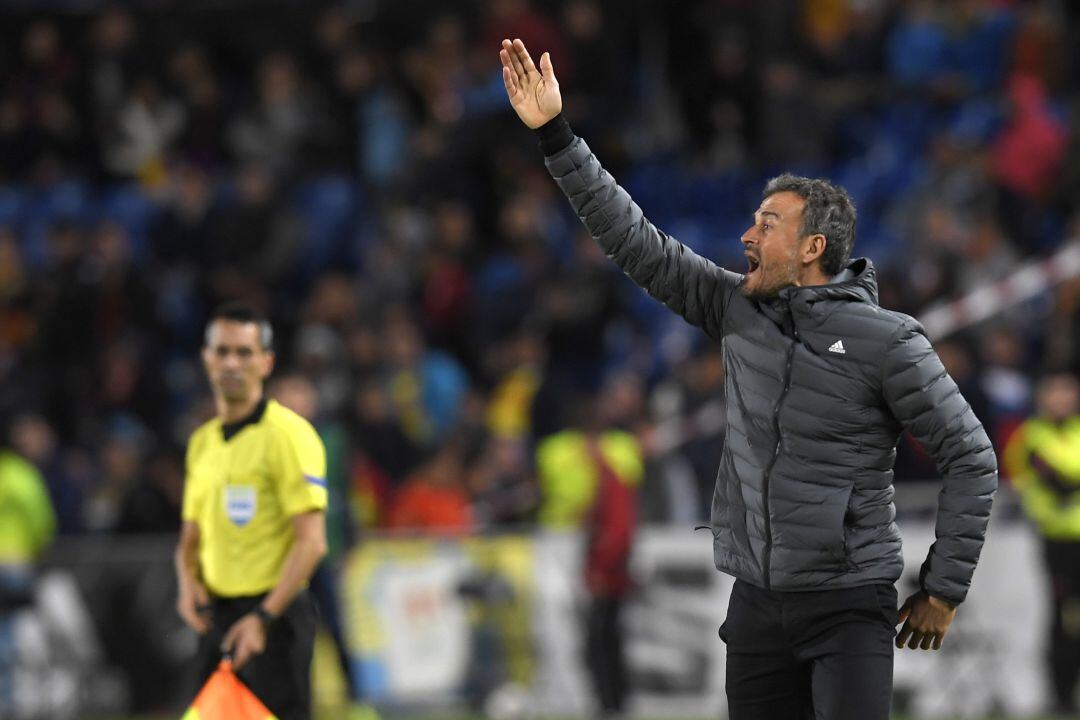 Luis Enrique da instrucciones a sus jugadores, en un partido de la Selección