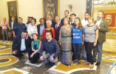 El alcalde de Oviedo, Wenceslao López y la pregonera de San Mateo, Concha Quirós, posan con miembros de la corporación municipal y los capitanes de Baminton Oviedo y Oviedo Baloncesto, encargados de lanzar el chupinazo de las fiestas