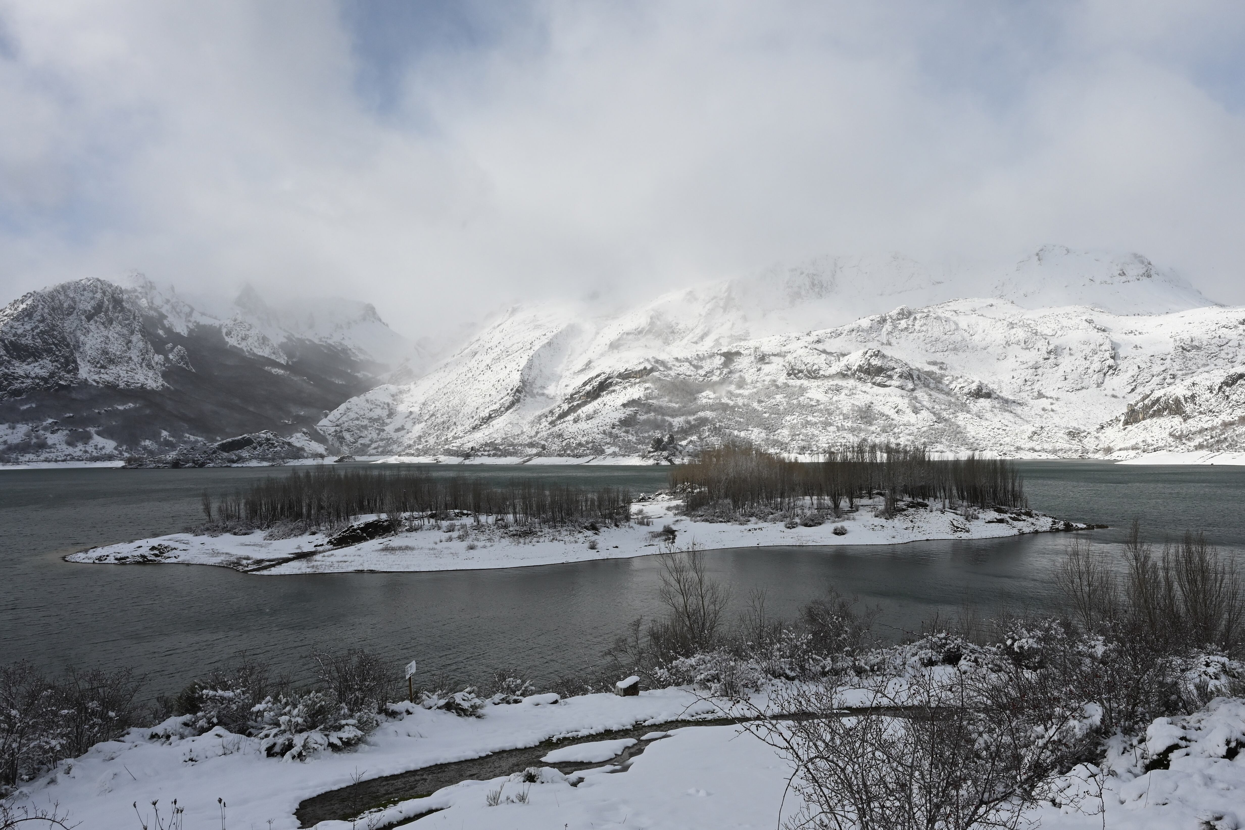 La nieve cubre las montañas cercanas a la villa leonesa de Riaño (León), el pasado martes