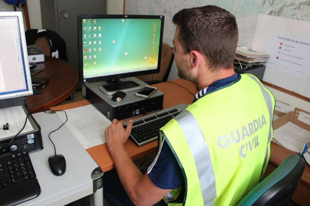 Los detenidos cobraron presuntamente 13 pagarés falsificados de dos empresas por valor de más de 10.700 euros.