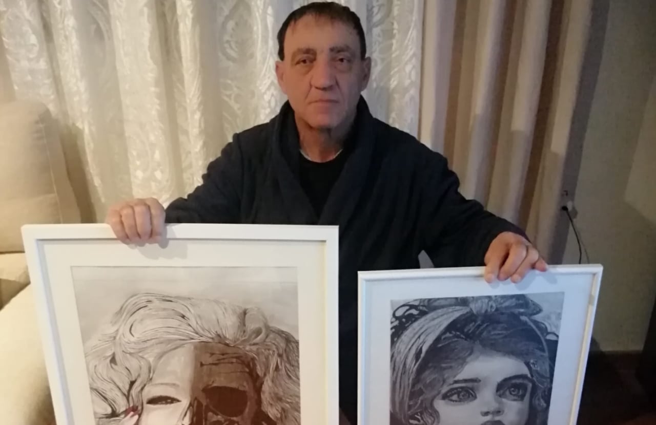 Carlos Miralles posando con dos de sus obras.