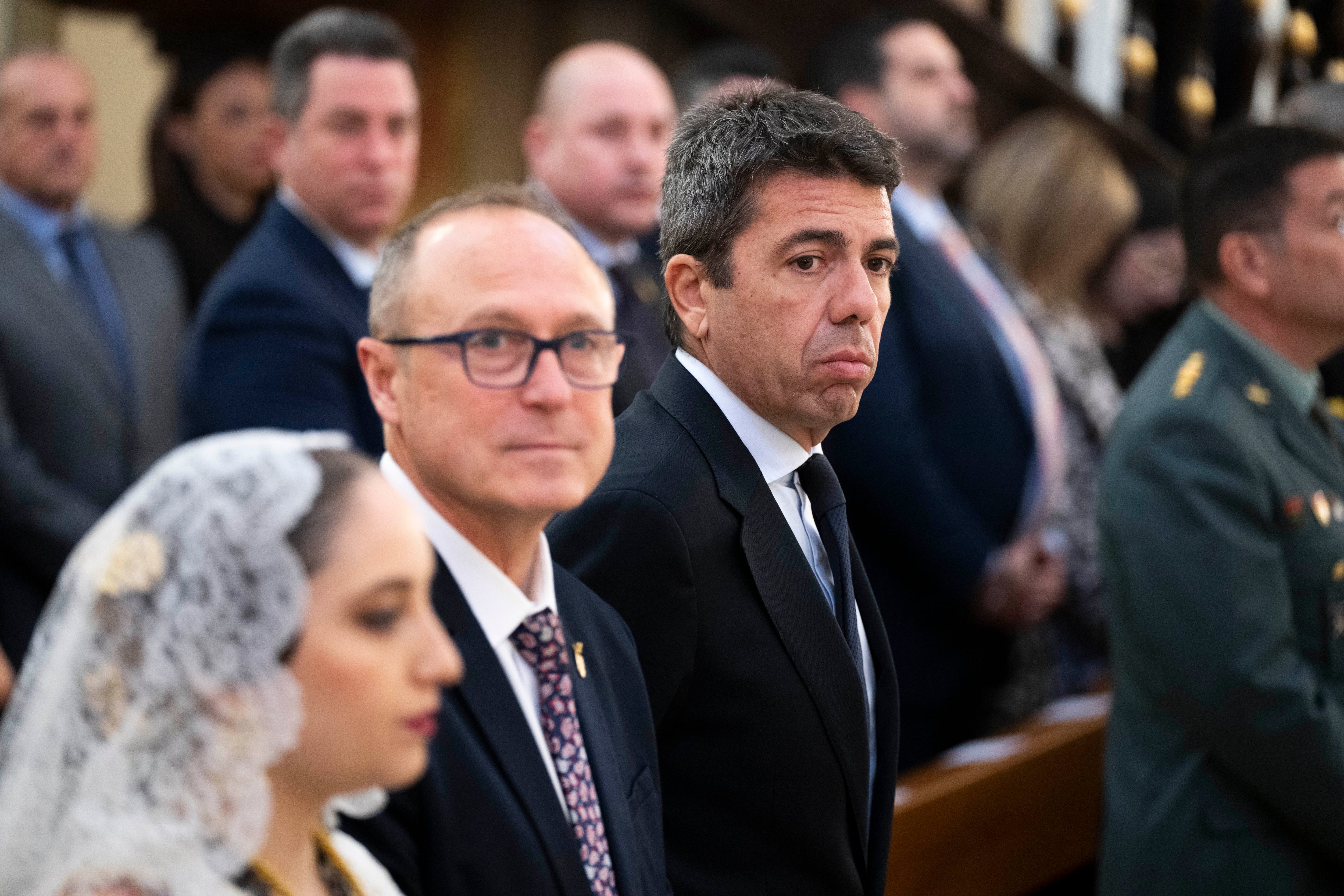 XILXES (CASTELLÓN), 18/01/2025.- El president de la Generalitat, Carlos Mazón (c), durante su asistencia a los actos de celebración del IV centenario del hallazgo del Santísimo Cristo de la Junquera de Xilxes este sábado. EFE/Andreu Esteban
