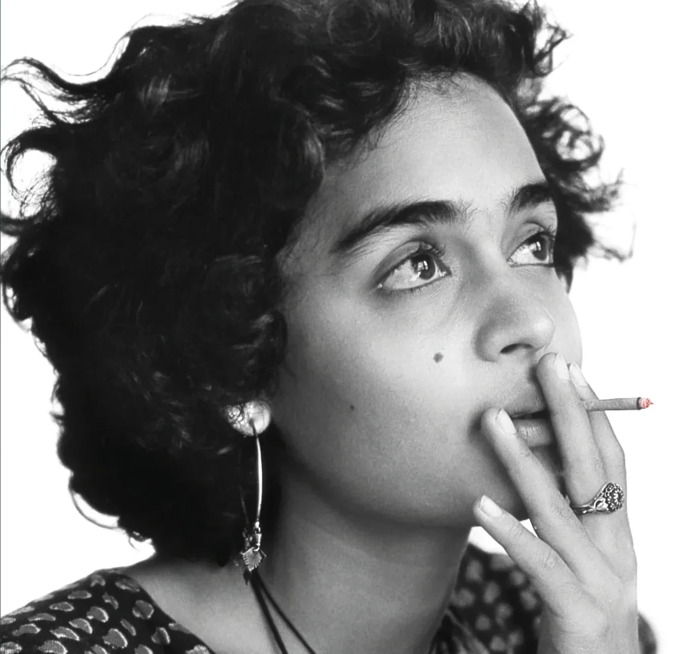 Arundhati Roy de joven en la portada de su nueva novela, Mi refugio y mi tormenta