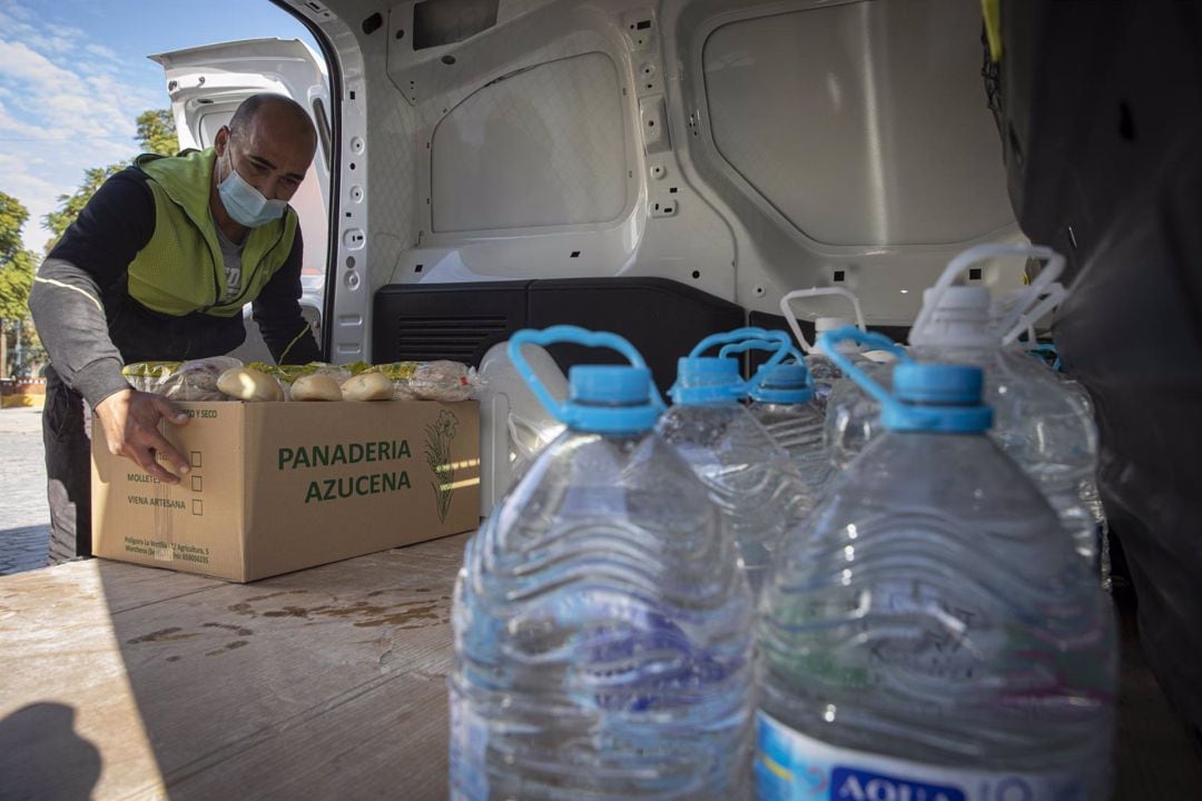 Vecinos de Marchena recogen agua embotellada