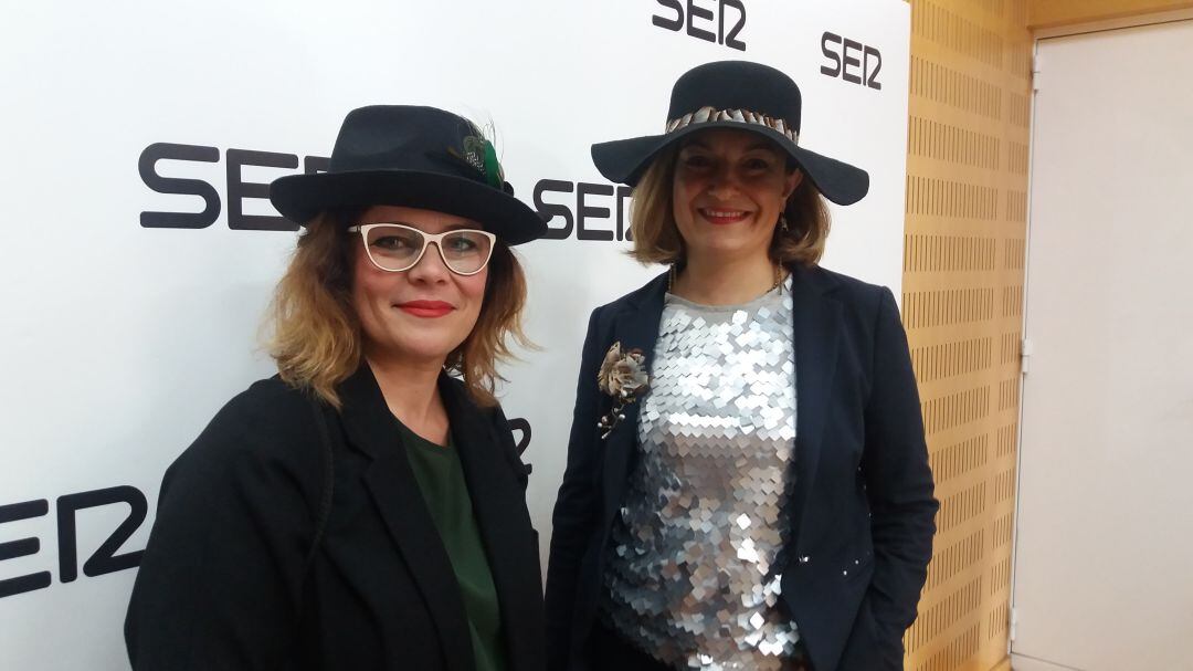 Las sombrereras murcianas, Carmen Navarro y Juana Nicolás, en los estudios de Radio Murcia