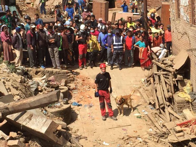 Un voluntari treballant al terratrèmol del Nepal