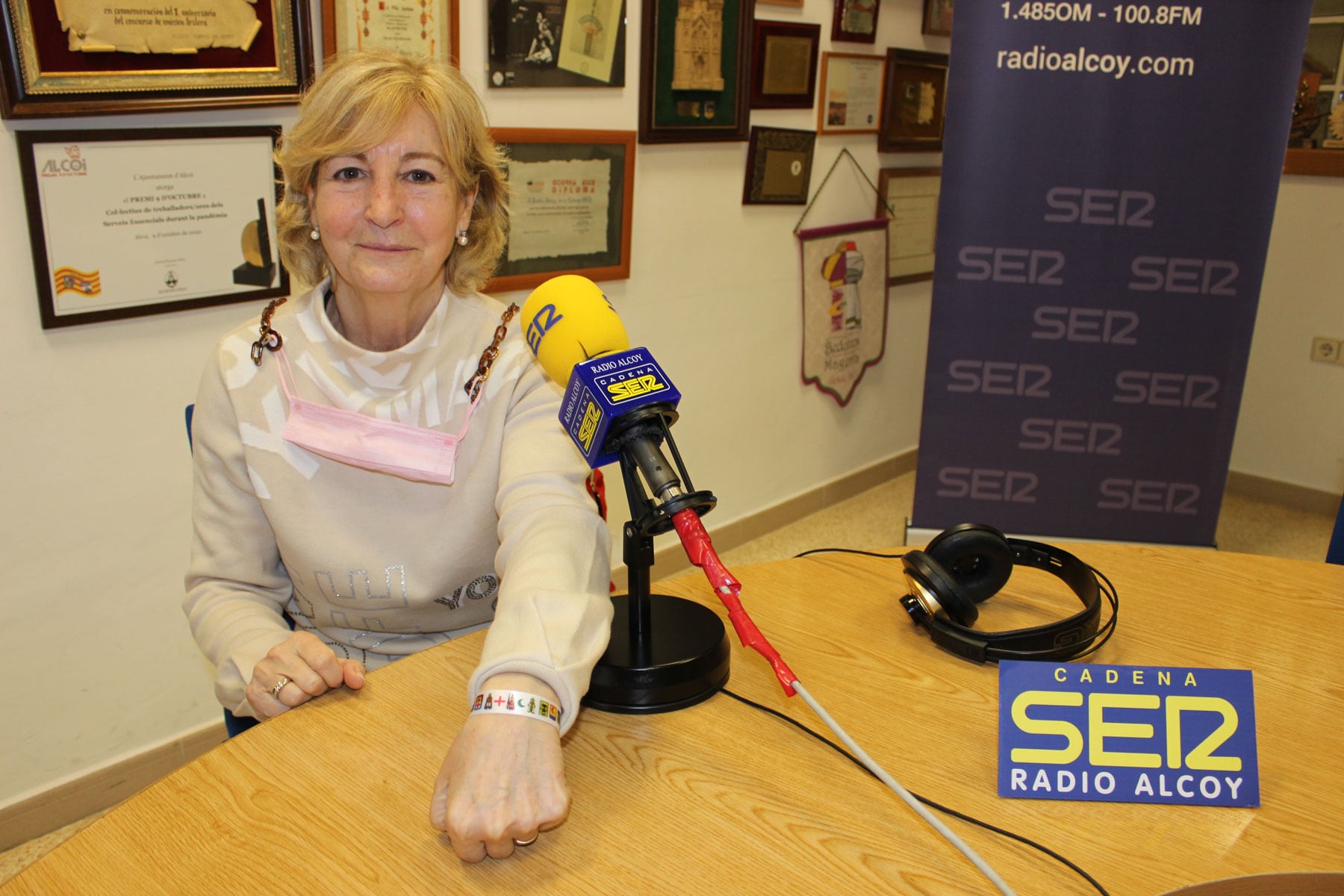 Lirios Aracil muestra una de las pulseras solidarias iniciativa de los primers trons de las 28 filaes