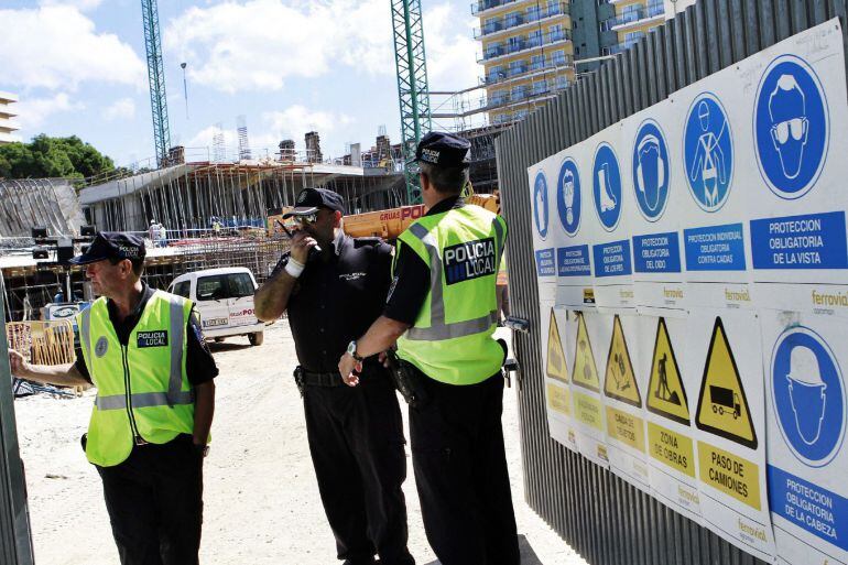 GRA199 PALMA DE MALLORCA, 21/09/2015.- Agentes de Policía Local en el lugar del accidente sucedido en Palma de Mallorca en el que dos personas han muerto y otras dos han resultado heridas al derrumbarse una planta del edificio en construcción en el que trabajaban. El edificio siniestrado se encuentra en una esquina de la Avenida de América con la calle Trovadors de s'Arenal. EFE/J. GRAPPELLI