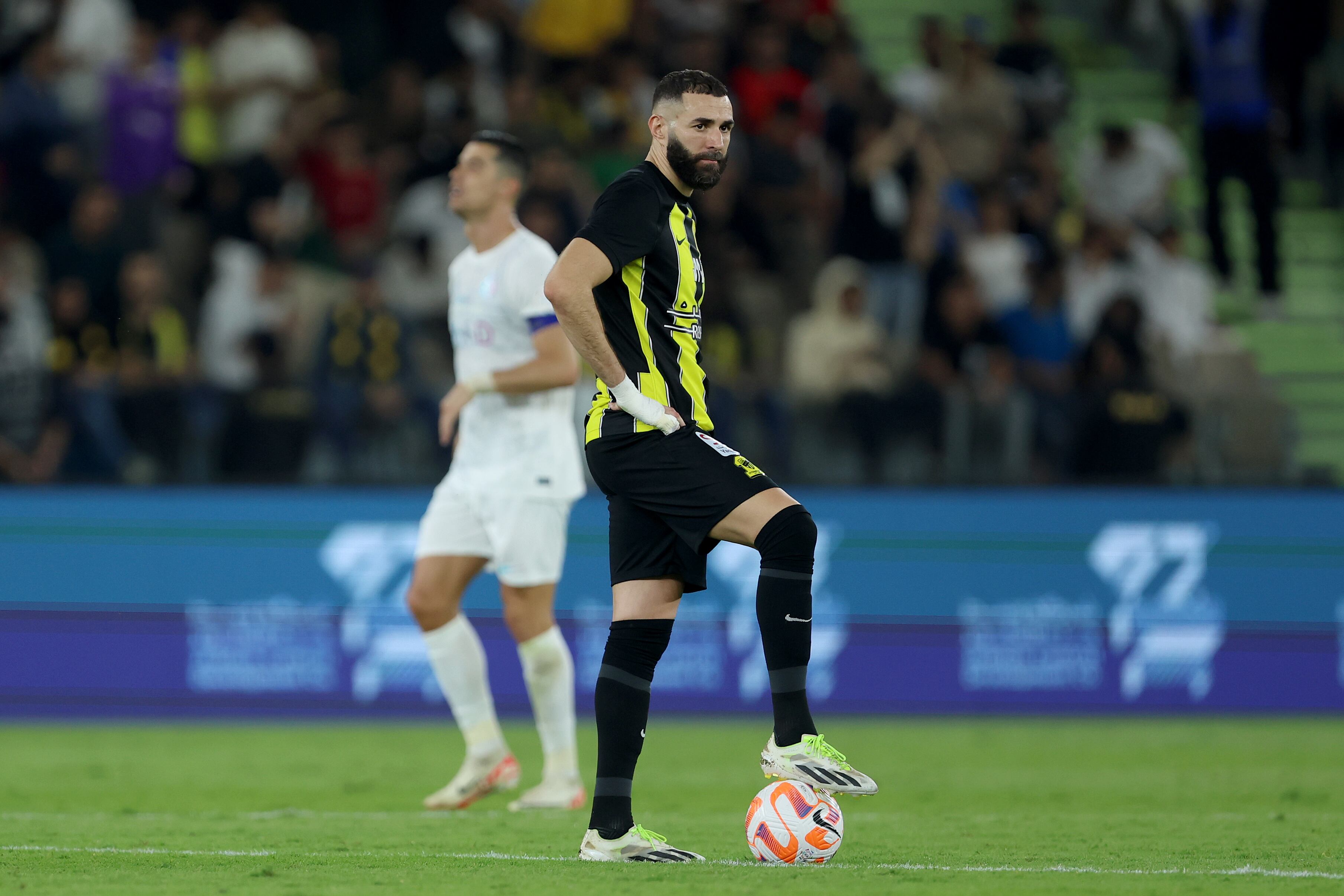 La reacción de Karim Benzema después del tercer gol del Al-Nassr de Cristiano Ronaldo en la Saudi Pro League. (Photo by Yasser Bakhsh/Getty Images)