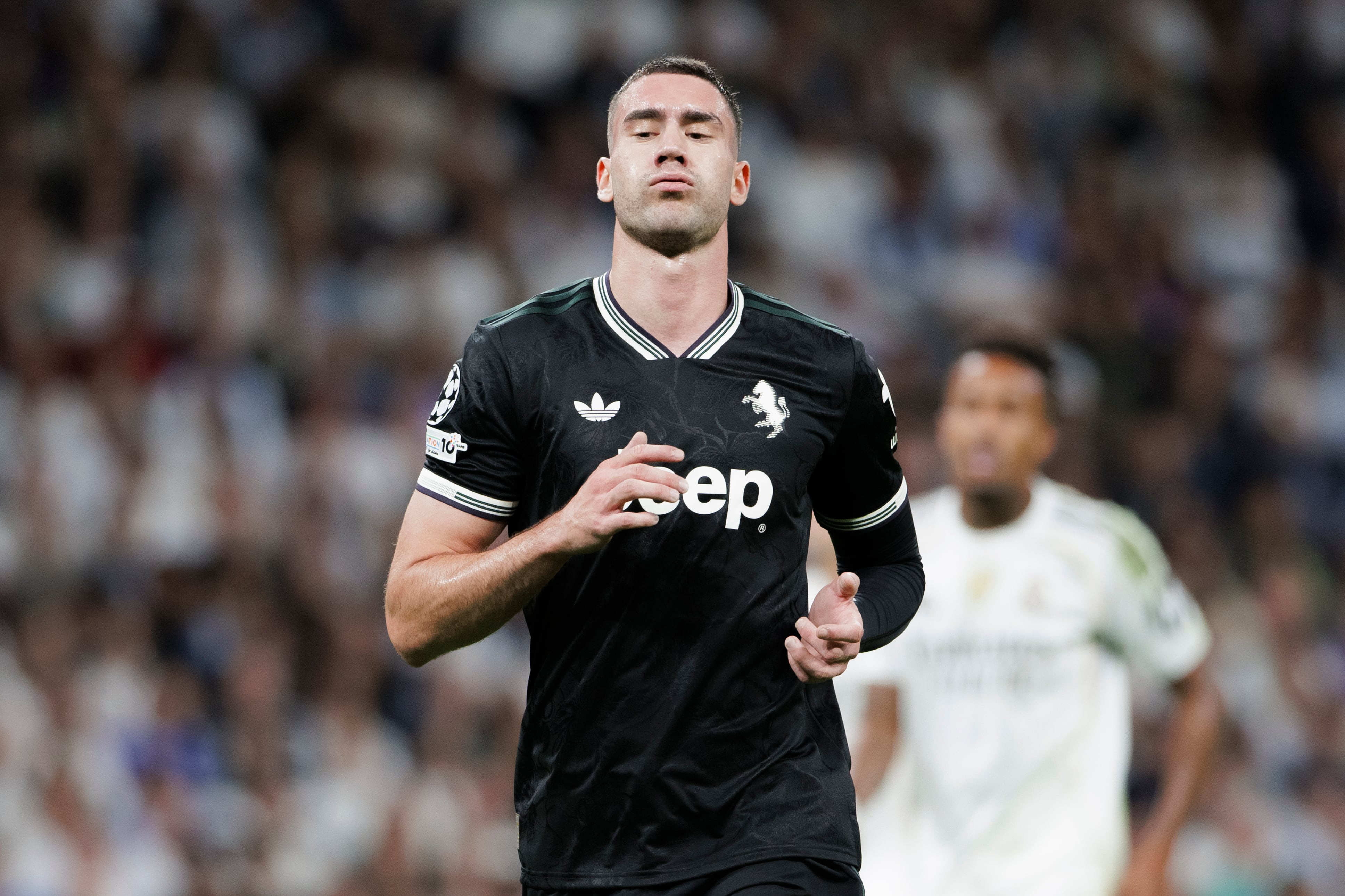 Dusan Vlahovic defiende la camiseta de la Juventus en el Santiago Bernabéu