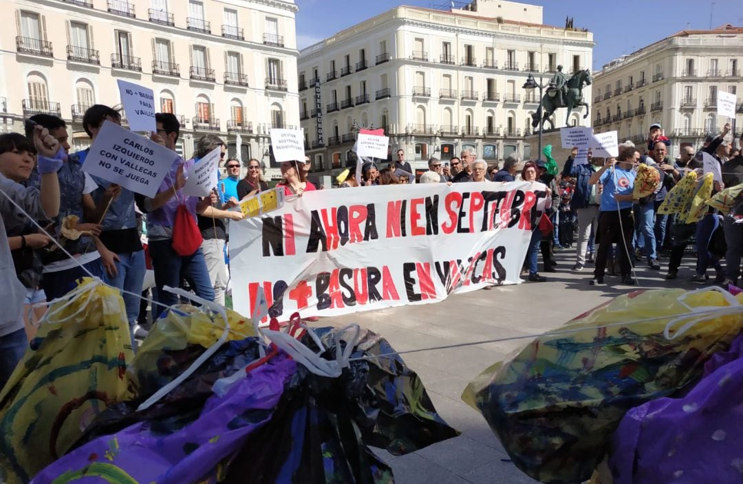 Decenas de vecinos de Vallecas se manifiestan frente a la Puerta del Sol.