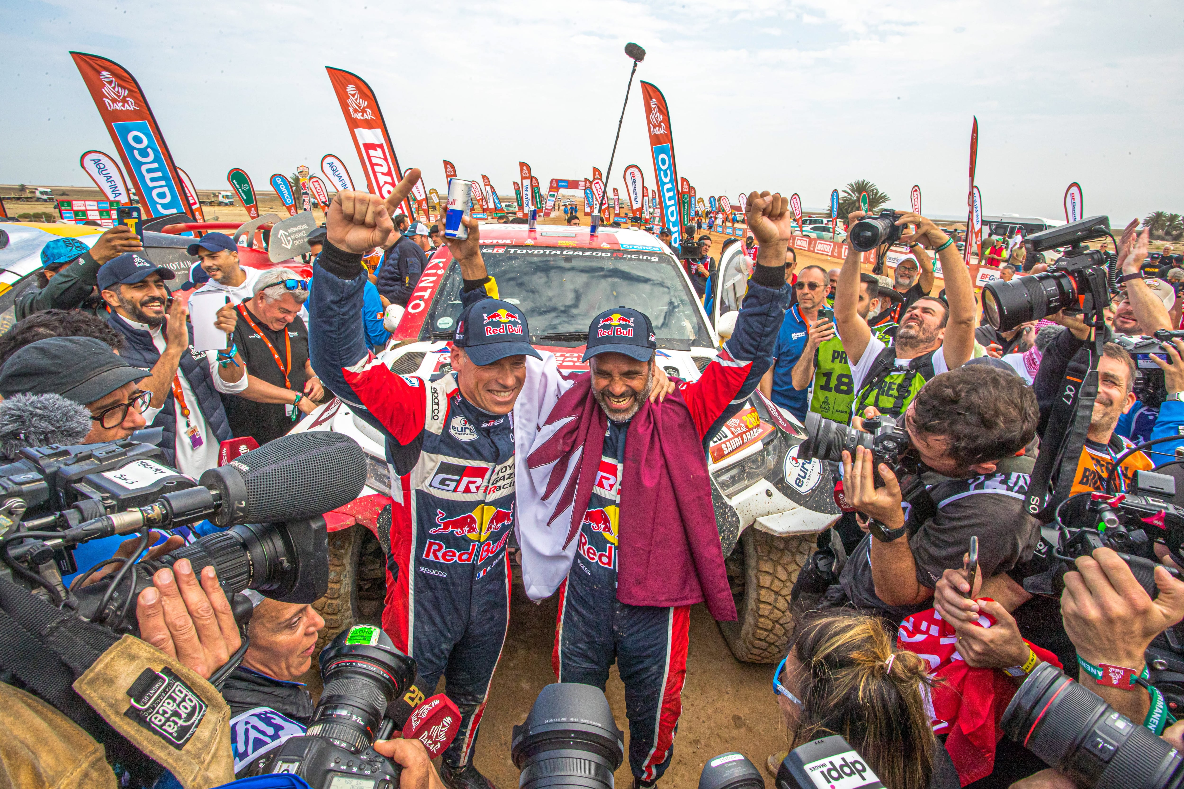 Al Attiyah decelebra, junto a su copiloto, su victoria en el Rally Dakar.