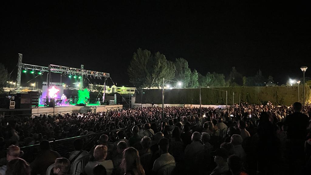 Momento del concierto de Paco Candela, con panorámica del público asistente