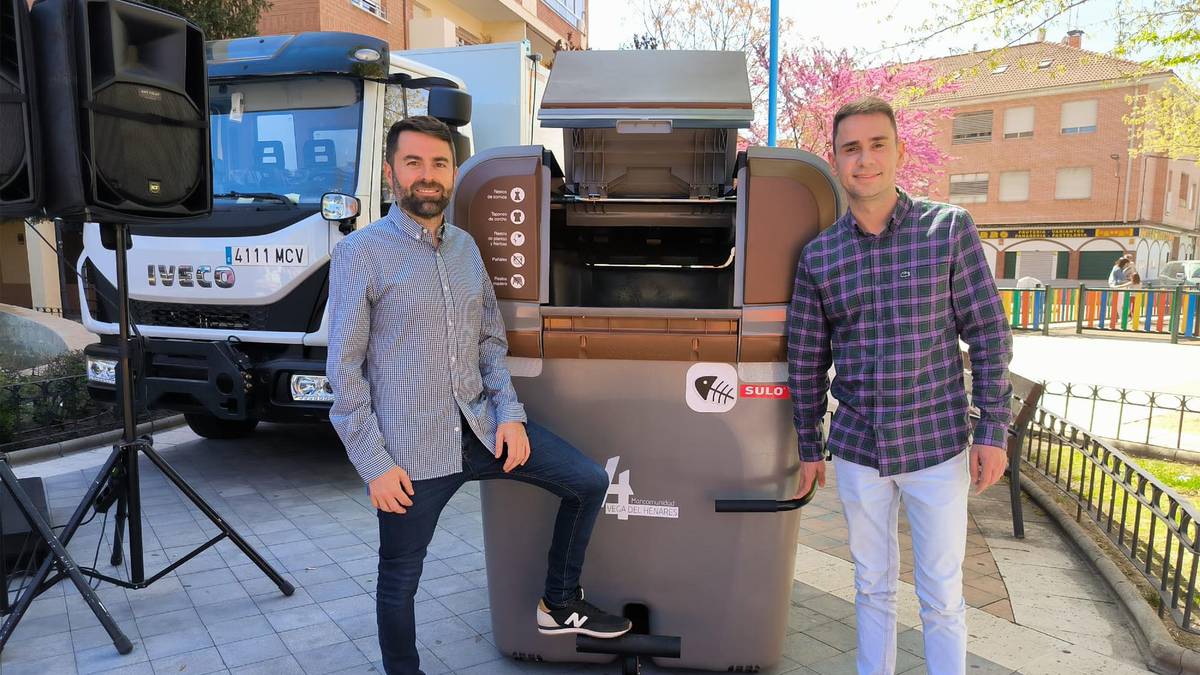 Concejal y alcalde de Cabanillas del Campo en la presentación del nuevo servicio