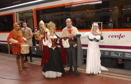 Personajes vestidos de la Edad Media en el tren a Sigüenza.