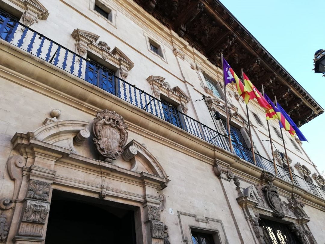 Archivo - Fachada del edificio del Ayuntamiento de Palma en la Plaza de Cort.