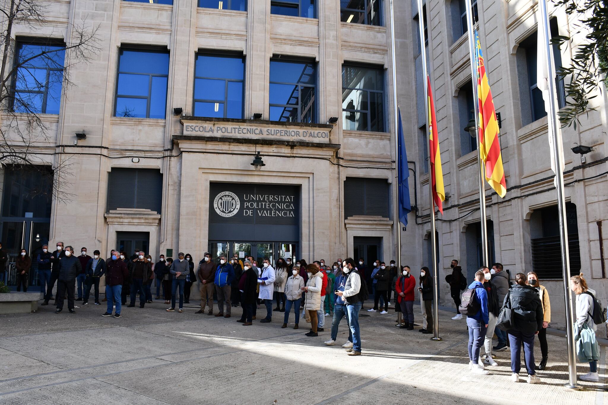 Profesores y alumnos guardando cinco minutos de silencio en recuerdo de los tres estudiantes fallecidos en un accidente de tráfico en Rotglà i Corberà.