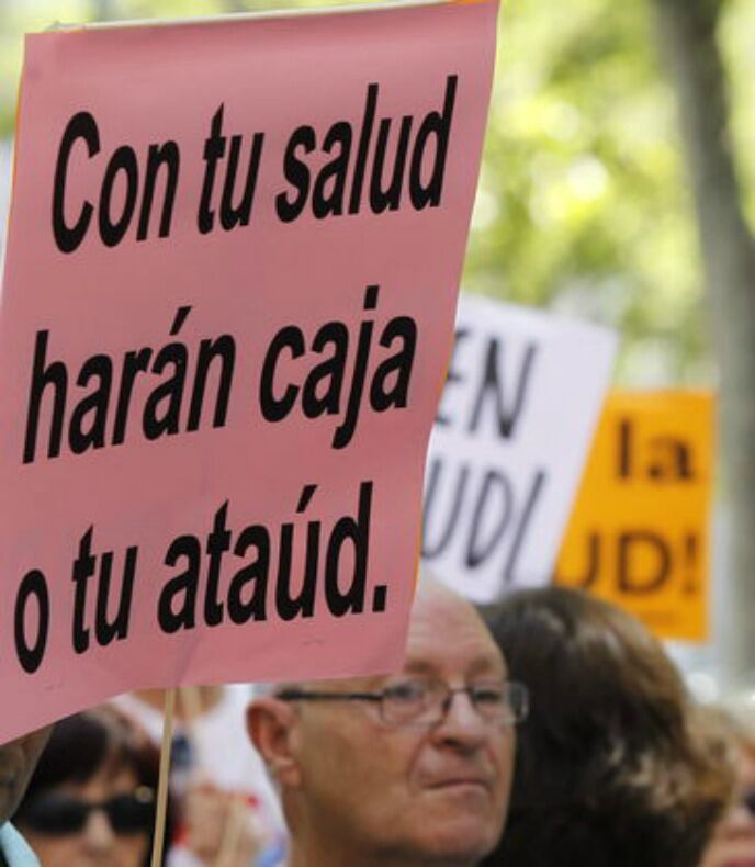 Un hombre porta una pancarta en la Marea Blanca