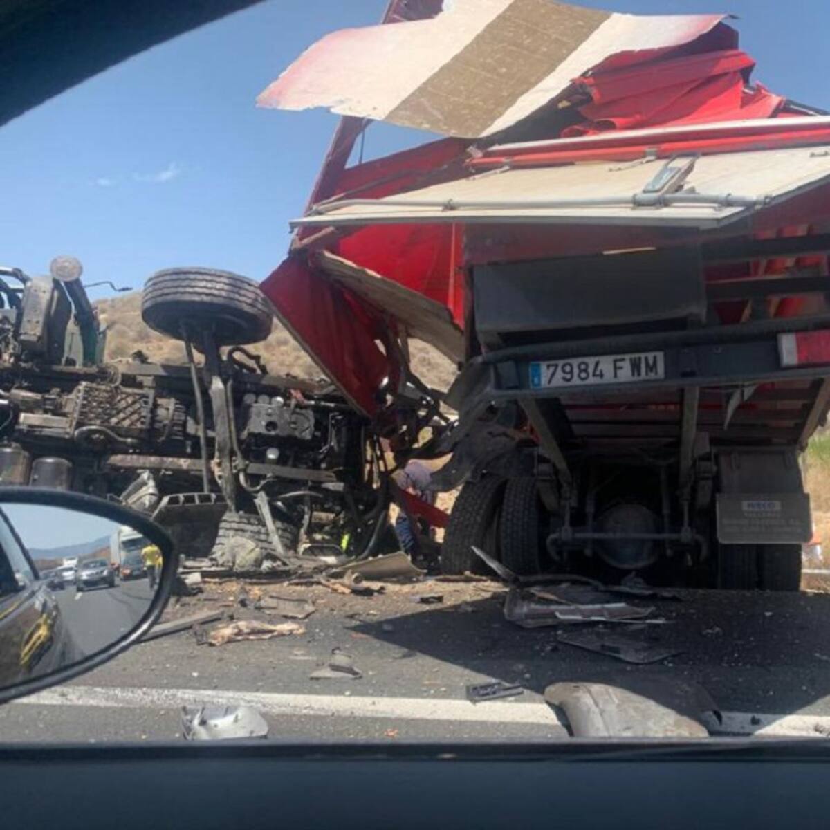 Aparatoso accidente de dos camiones con un herido