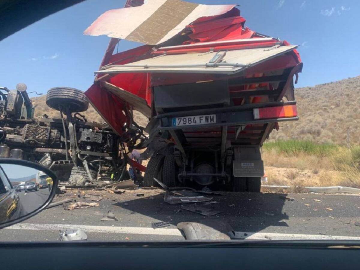 Aparatoso accidente de dos camiones con un herido