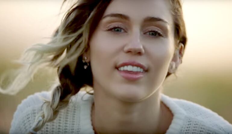 Miley Cyrus en una escena de su nuevo vídeo, Malibu