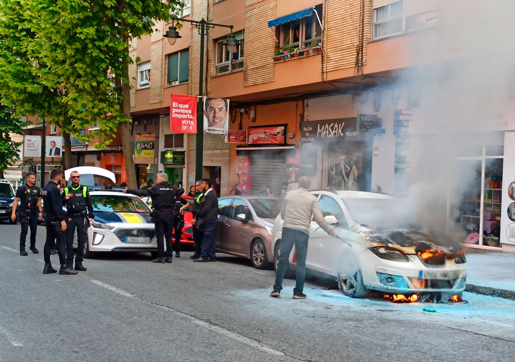 Momento en que el bombero jubilado con la ayuda de la policía local controla inicialmente el fuego