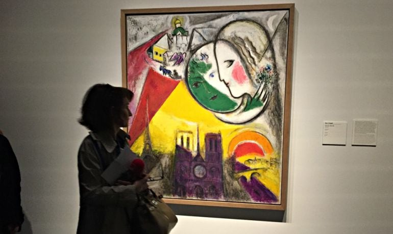 Una visitante mira el cuadro de Chagall en el Centro Pompidou de Málaga