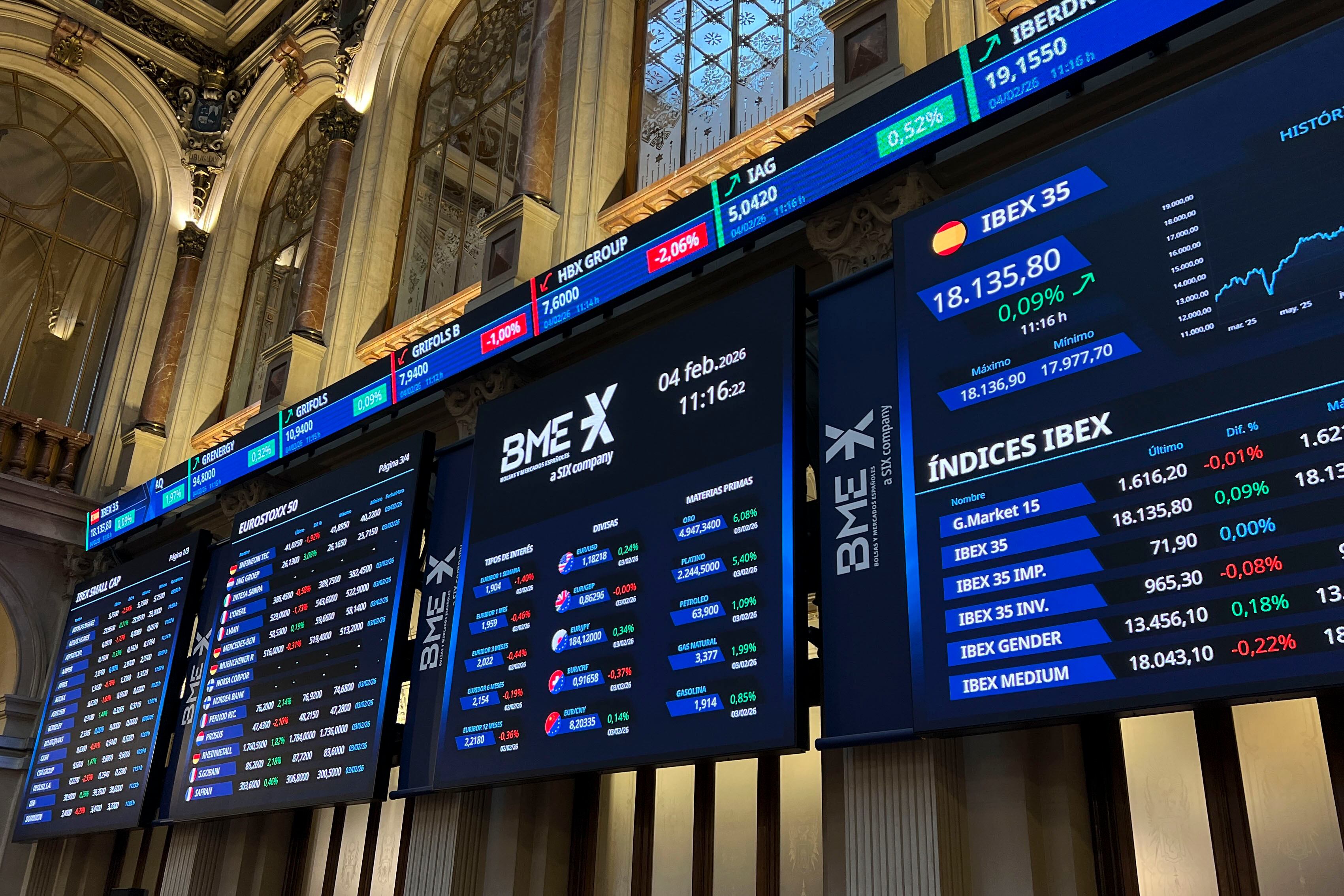 Varios paneles y monitores muestran en el parqué madrileño la evolución de la Bolsa española.