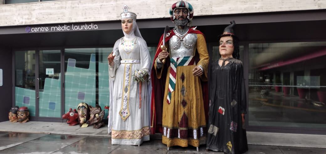 Els gegants i gegantons no han quedat afectats per l'incendi que s'ha declarat aquesta passada nit al Centre cultural lauredià.