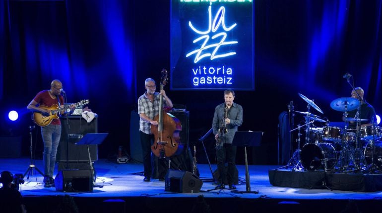 El grupo formado por cuatro gandes estrellas del Jazz, Chris Potter al saxo tenor, Dave Holland al contrabajo, Lionel Loueke a la guitarra y Eric Harland a la batería, durante el concierto del trigésimo noveno Festival de Jazz de Vitoria-Gasteiz. EFE/ADRIÁN RUIZ DE HIERRO